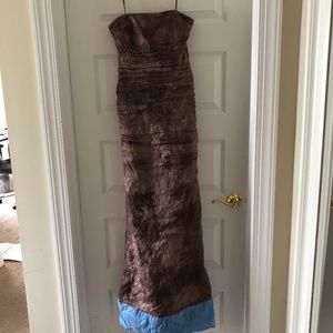 Nicole Miller Metallic Gown. Size 8 (6-8).  Formal.  Worn once